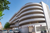 <center>Toulouse</center>Le marché-parking Victor Hugo.  Au milieu du XXe siècle, la municipalité toulousaine veut moderniser la ville et l'adapter à la voiture. La vieille halle métallique est détruite et remplacée par le marché-parking actuel, inauguré le 17 octobre 1959. C'est alors le premier marché-parking de la ville. L'architecture, caractéristique du mouvement moderne influencée par le brutalisme, est due aux architectes Joachim et Pierre Génard, assistés de Pierre Lafitte. Il est construit en béton.