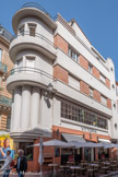 <center>Toulouse</center>Rue du Rempart-Villeneuve. Ce nom rappelle le tracé ancien des « escoussières » (escorsièras, « chemin de ronde » en occitan), c'est-à-dire les chemins qui longeaient, du côté de la ville, le rempart de Toulouse, et servaient de chemin de ronde. L'immeuble est construit en 1940 dans le goût Art Déco, et particulièrement dans le style « paquebot », sur les plans de l'architecte Michel Munvez. Il s'élève à l'angle de la rue Caussette (actuel no 2), l'angle aigu de la rue étant mis en valeur par l'arrondi du bâtiment. Au 1er étage, le mur sans ouverture est formé de cinq arrondis. Aux niveaux supérieurs, l'angle est adouci par les balcons arrondis, dotés de garde-corps qui évoquent la rambarde d'un paquebot.