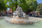 <center>Toulouse</center>La place du Président-Thomas-Woodrow-Wilson. Le Monument à Goudouli est érigé en l'honneur du poète toulousain Pèire Godolin (1580-1649), auteur du Ramelet Moundi. Le projet, initié en 1884 par la municipalité, est confié, dix ans plus tard, aux sculpteurs Alexandre Falguière et Antonin Mercié, et à l'architecte Paul Pujol. Il est inauguré le 23 mai 1908. Le groupe sculpté, en marbre clair, prend place au centre du bassin circulaire d'une fontaine qui compte des jets verticaux. Il est placé sur un piédestal qui a permis de le surélever. Il figure le poète se reposant près de l'eau : Pèire Godolin, l'air souriant, en habit du XVIIe siècle, est assis sur un tertre rocheux où il a déposé son chapeau, tenant un livre et quelques feuillets dans la main gauche. Une femme nue, allongée à ses pieds et appuyée sur une urne qui déverse de l'eau, figure la Garonne