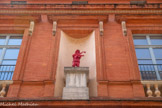 <center>Toulouse</center>L'enfant à la fleur. Avec sa fleur qui pousse à la pointe de son fusil, « L’enfant à la fleur » nous rappelle que les enfants sont les premières victimes des guerres.  L'artiste l'a habilement disposé sur un socle de statue vide, démarche que l'artiste a réitéré avec plusieurs œuvres. Elle est visible rue Montardy, au-dessus du cinéma American Cosmograph.