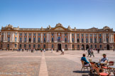 <center>Place du Capitole.</center>Ce vaste ensemble à l'architecture ordonnancée est bordé à l'est par la façade monumentale du Capitole, dans lequel se trouve la mairie de la ville et le Théâtre du Capitole. La façade principale, de style néo-classique, est animée par la polychromie de la brique et de la pierre. Au rez-de-chaussée l'alternance de bossages continus en brique et en pierre souligne les lignes horizontales de la façade. Les travées sont rythmées par de hautes arcades en plein cintre, percées de fenêtres et ornées de mascarons à la clé. Aux étages, la façade en brique est rythmée par les pilastres colossaux en pierre qui séparent les travées. Les fenêtres ont un cadre en pierre et une agrafe à motif de console. Celles du 1er étage ont de plus des garde-corps en fer forgé qui portent les blasons des capitouls. L'élévation est couronnée par une balustrade et des groupes sculptés en pierre.