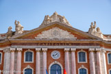<center>Le Capitole.</center>Aile centrale. Au centre, sur les angles latéraux, la Force et la Justice encadrent fièrement « deux anges couchés sur les rampants qui tiennent les armes de France ».