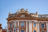 <center>Le Capitole.</center>Aile nord. Sur l’aile gauche, on devine les statues de Clémence Isaure et de Pallas Athéna (qui était associée à Minerve chez les Romains), encadrant les attributs des arts et des sciences. Muse et mécène toulousaine, c’est à Clémence Isaure, jeune femme noble amoureuse des arts et de la poésie, que l’on doit la restauration des Jeux Floraux
