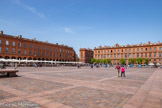 <center>Place du Capitole.</center>Fruit de l'urbanisme classique et de la volonté de doter la ville d'une vaste place, les premiers projets de « place royale » voient le jour à la fin du XVIIe siècle. Le dégagement progressif de la place ne commence cependant qu'au début du XVIIIe siècle. Il s'agit également pour les consuls de la ville, les capitouls, de magnifier leur pouvoir par la mise en valeur de leur « Maison commune », le Capitole, dont la façade monumentale, qui fait intervenir les meilleurs artistes toulousains de l'époque, est élevée au même moment.