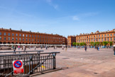<center>Place du Capitole.</center>C'est dans la première moitié du XIXe siècle que la place prend enfin son aspect actuel : les côtés sud, nord et ouest sont successivement construits dans le style néo-classique entre 1809 et 1852 sur les plans de l'architecte de la ville, Jacques-Pascal Virebent. Elle forme un rectangle régulier, de 126 mètres de long, du nord au sud, sur 92 mètres de large, d'est en ouest, pour une superficie d'environ 12 000 m².