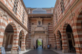 <center>Le Capitole.</center>Le nom du roi Henri IV  a été donné dans les premières années du 17e siècle par les capitouls à la cour d’honneur du Capitole. La cour, aménagée entre 1601 et 1611, est bordée par deux élégantes galeries à arcades alternant les assises de brique et de pierre. Celle située au nord porte les armes du souverain et côté sud, ce sont les armoiries du Dauphin, le futur Louis XIII, qui ornent le centre de la façade.