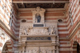<center>Le Capitole.</center>Deux portails monumentaux permettent l’accès à la cour. Celle située au nord porte les armes du souverain. La cour intérieure, appelée Cour Henri IV, conserve une des rares statues du roi réalisée de son vivant. C'est l’œuvre de Thomas Heurtematte et date de 1607. Vêtu de son armure de combat, portant originellement l’écharpe blanche des protestants et la croix du Saint-Esprit des catholiques, dans un esprit de réconciliation, son attitude reprend celle des portraits officiels du souverain vainqueur et pacificateur.