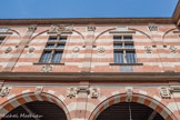 <center>Le Capitole.</center>Aile Est. Dédicace : II convient que les magistrats entretiennent les anciens bâtiments dans leu réclat primitif et en élèvent de nouveaux dignes d’une pareille antiquité.
Année 1601 finissant 1602.
Le terme antiquité évoque, depuis la Renaissance, le goût pour la culture gréco-romaine, transposé ici dans l’architecture classique des galeries bordant la cour (arcades, pilastres et chapiteaux). Par ailleurs, ce texte rappelle une des quatre fonctions assurées par les Capitouls : entretenir les constructions publiques (fortifications, ponts, hôpitaux, fontaines, marchés…)