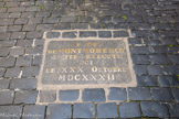 <center>Le Capitole.</center>Plaque indiquant le lieu où le 30 octobre 1632, le duc Henri II de Montmorency (37 ans), filleul du précédent roi Henri IV, fut décapité. Henri II a été nommé gouverneur du Languedoc vingt ans plus tôt, comme les précédents ducs de sa famille, à commencer par son aïeul, le connétable Anne de Montmorency. Nommé Maréchal de France mais s'étant vu refuser le titre de connétable, il s'associe à Gaston d'Orléans, frère de Louis XIII, dans un complot contre Richelieu. Il est capturé à Castelnaudary le 1er septembre 1632, par le maréchal Henri de Schomberg, qui lui succèdera brièvement comme gouverneur du Languedoc. Son exécution est un avertissement à l'adresse des grands féodaux.