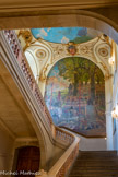 <center>Le Capitole.</center>Le grand escalier d'honneur est  placé sous l'égide de Clémence Isaure, figure protectrice de la poésie toulousaine. Sa décoration est à l'origine entièrement dévolue à Jean-Paul Laurens (1838-1921), qui en confie ensuite une partie à ses fils (palier supérieur et plafond).