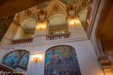 <center>Le Capitole.</center>La montée des marches est accompagnée par deux panneaux servant d'introduction à la pièce maîtresse du grand escalier.
