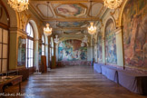 <center>Le Capitole.</center>SALLE PAUL-GERVAIS. Les peintures de cette pièce, ancienne salle des mariages, sont confiées au peintre Paul Gervais (1859-1944). Achevée en 1916, elle a pour thème l'amour, source heureuse de vie, en ses différents âges. Au plafond, Éros est figuré dans l'octogone central, entouré des allégories de la Grâce, la Pureté, l'Innocence et la Fidélité.
Paul Gervais célèbre dans ses compositions le corps de la femme : nymphes aux formes opulentes, baigneuses voluptueuses, coiffées à la mode « Belle Époque » En arrière-plan s'épanouit un décor de jardin à la nature ordonnée, orné de statues, bassins, pergolas croulant sous une avalanche de roses Les personnages masculins sont parés de costumes médiévaux, Renaissance ou du XVIIIe siècle
Ces peintures évoquant l'univers des fêtes galantes, très éloigné du répertoire décoratif habituel des salles des mariages de l'époque, exaltant le mariage civil, les vertus de la famille ou l’éducation des enfants qui en découle L'érotisme un peu suranné qui se dégage de ses compositions est compensé par une utilisation de la couleur très maîtrisée, vive, jouant sur les ombres et les lumières.