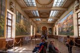<center>Le Capitole.</center>SALLE HENRI-MARTIN. Cette galerie, bâtie en 1605, compose l'une des parties anciennes du Capitole. Sur ses murs sont exposés les portraits des capitouls jusqu'à la Révolution, Divisée ensuite en bureaux, elle retrouve son éclat quand la Ville décide, en 1899, de faire décorer les salles d'apparat par des artistes toulousains.
Le peintre Henri Martin, qui s'est illustré dans les salons parisiens, est désigné en septembre 1900. II peint rapidement les 13 toiles dans son atelier parisien. Livrées dès 1907, elles ne sont fixées sur les murs qu'en 1914.
L'artiste a choisi d'évoquer dans deux cycles distincts - un à la campagne et un à la ville - le temps qui passe, en y mêlant les symboliques des âges de la vie, des saisons et du défilement des heures du jour.