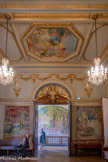 <center>Le Capitole.</center>SALLE PAUL GERVAIS. Cette salle datant de 1606, vestige de l'ancien Capitole, servait à l'origine à entreposer des armes de l'arsenal de la ville avant d'abriter, entre 1625 et 1681, l'atelier du peintre chargé de réaliser les portraits des capitouls. Transformée en galerie de peintures, ses murs sont alors ornés de grands tableaux relatant l'histoire légendaire de Toulouse dont seules quelques œuvres subsistent aujourd'hui dans les fonds des musées de la ville. Désaffectée à la Révolution, elle est ensuite divisée en bureaux. Des travaux de restauration sont entrepris en 1896 au moment où la salle est dédiée aux réunions du conseil municipal.