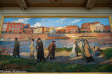 <center>Le Capitole.</center>SALLE HENRI-MARTIN. Le second cycle « Les bords de Garonne » met en scène Toulouse, ville natale de l'artiste.
Sur le panneau central qui a pour titre « Les rêveurs », des promeneurs évoluent sur la rive gauche de la Garonne avec, en perspective, le paysage typique des quais. Des hommes marchent tête baissée, plongés dans leur réflexion ou le regard levé vers le ciel, cherchant l'inspiration.
Henri Martin a peint les portraits de sa femme, de ses fils et d'amis proches dont l'homme politique Jean Jaurès, identifiable à son canotier. Ce tableau illustre également le travail intellectuel, répondant ainsi par opposition aux « Faucheurs » figurant le travail manuel.