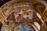 <center>Le Capitole. Salle des Illustres.</center>L'apothéose peinte au plafond de la salle des Illustres est dédiée à la femme qui tua Simon de Montfort par un jet de pierres, en 1218, et à travers elle, au courage des toulousains. Devant les remparts de la ville, des figures volantes portent en triomphe l'héroïne. Muni d'une lance surmontée d'une croix du Languedoc, l'agneau toulousain transperce le lion, symbole du pays d'oïl et de Simon de Montfort. Dans le ciel, des anges assistent à la scène. On peut lire l'inscription 