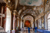 <center>Le Capitole. Salle des Illustres.</center>Comme pour la peinture, la sculpture fait l’éloge de Toulouse au travers de ses personnages illustres, de son histoire et de son art.
Sept maîtres toulousains sont sollicités en 1892. Trois sculpteurs obtiennent la commande d'un marbre et les autres celle d’un plâtre. Cette distribution, induisant une meilleure rétribution, est due à la renommée des artistes. Une fois la commande obtenue, les sculpteurs ne sont pas tous pressés d'y répondre. Les premières sculptures sont mises en place en 1898 pour l'inauguration de la salle alors que la dernière n'est envoyée à Toulouse qu’en 1912 !