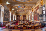 <center>Le Capitole. Salle du conseil municipal.</center>Le programme artistique de cette salle s'inscrit dans la continuité du décor de la salle des Illustres,
Deux peintres évoquent un épisode de l'histoire toulousaine. D'un côté, Édouard Debat-Ponsan (1847-1913) illustre la rencontre - pour certains Légendaire - entre le poète occitan Pierre Goudouli et le jeune Molière lors de son passage à Toulouse en 1647. De l'autre, Antoine-Marie Roucole (1848-1918) met en scène l'entrée de Louis XI à Toulouse en 1463, au moment où le roi de France jure, devant les capitouls, de préserver les privilèges de la cité. L'artiste a mêlé passé et présent en prêtant aux personnages les visages d'hommes politiques de son époque : Camille Ournac, Honoré
