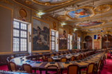 <center>Le Capitole. Salle du conseil municipal.</center>Les autres œuvres proposent une représentation de la ville ou d'un élément constitutif de son identité La Garonne, fleuve impétueux étroitement lié à la vie de la cité, est célébrée dans les deux paysages d'Edmond Yarz (1846-1920) André Lupiac (1873-1956) évoque pour sa part le vent d’Autan faisant tourner les têtes et révèle des panoramas de la ville saisis depuis les coteaux alentour. Chez Constantin Font (1890 - 1954), c'est la violette, fleur emblématique de la ville depuis le milieu du XIXe siècle, qui est fêtée.