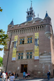 <center>Le Donjon du Capitole.</center>Construit entre 1525 et 1529 pour abriter la poudr et les archives de la ville garantissant la liberté municipale, l'édifice présente une allure défensive qui lui vaut d'être communément appelé le Donjon par les Toulousai. Il fut restauré à partir de 1872 par Viollet-le-Duc qui lui donna un aspect de beffroi, et est le siège de l'office de tourisme de Toulouse depuis 1948.