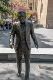 <center>Statue de Claude Nougaro</center>Cette sculpture en bronze représentant le chanteur toulousain Claude Nougaro se trouve dans le square Charles-de-Gaulle, au pied du donjon du Capitole. Réalisée par le sculpteur Sébastien Langloÿs en 2014, elle résulte d'un projet participatif : plus de mille personnes ont pu participer au modelage de la maquette en terre.