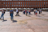 <center>Place du Capitole.</center>La place, pavée de granit rose, est ornée en 1995 d'une grande croix de Toulouse par l'artiste Raymond Moretti. Il complète deux ans plus tard la série des tableaux qui décorent les arcades. La Croix de Toulouse se présente comme un grand bas-relief en bronze, d'une largeur de 18 mètres et d'un poids de 20 tonnes environ. Elle est constituée de plusieurs pièces de bronze, dont la finition, lisse ou au contraire plus brute, donne du relief à l'ensemble. Les douze signes du zodiaque prennent place dans les pommettes.