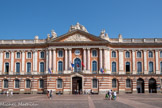 <center>Le Capitole.</center>Le projet d'édification d'une façade monumentale sur la place du Capitole émerge en même temps que celui d'aménagement de la place-même. Les capitouls confient la direction des travaux à l'architecte Guillaume Cammas. Le chantier, qui s'étale entre 1750 et 1760, fait appel aux plus grands artistes toulousains de l'époque, comme Bernard Ortet qui réalise les ferronneries des balcons ou le sculpteur Marc Arcis chargé de la décoration. Après la Révolution française, le Capitole continue à abriter les autorités municipales. Le théâtre du Capitole est aménagé dans l'aile sud en 1818 par l'architecte de la ville, Jacques-Pascal Virebent. Les travaux reprennent dans les années 1880 : le théâtre est reconstruit en 1880 par Dieulafoy, la nouvelle salle des Illustres est confiée aux architectes Paul Pujol et Pierre Esquié.