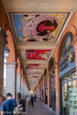<center>La Galerue des arcades</center>Réalisée en 1997 par l'artiste et affichiste niçois Raymond Moretti (1931-2005), la Galerue des arcades est composée de 29 tableaux sérigraphiés aux dimensions monumentales. Ces 29 tableaux racontent l'histoire de Toulouse, à travers les grands évènements de la ville et ses personnages historiques, de la Préhistoire à l'époque actuelle.  La brique/ Crue ou cuite, crépie ou nue,/ c'est, depuis l'Antiquité, le matériau favori/ des bâtisseurs toulousains./ Reflétant chaleur et lumière,/ elle donne sa couleur à la ville ; Le 10 mars 1762, / le marchand protestant/ Jean Calas/ fut supplicié et exécuté,/ accusé, sans preuve, d'avoir tué son fils./ Victime de l'intolérance religieuse,/ il fut réhabilité le 9 mars 1765, / grâce à l'action de Voltaire. ;Riquet et le Canal du Midi/ De Toulouse à Sète, avec ses écluses,/ ses ponts, ses déversoirs,/ le Canal royal du Languedoc,/ conçu par Pierre-Paul Riquet, est inauguré en 1681./ Le Canal est classé/ Patrimoine Mondiale de l'Unesco.;