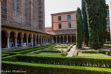 <center>Couvent de Jacobins.</center>Le cloître. Le couvent des Jacobins a été fondé au début du XIIIe siècle en plein cœur de la ville de Toulouse. Les frères dominicains qui y vivent ont de multiples activités : prière, étude, prédication. Tout comme un monastère ou une abbaye, le couvent est organisé autour d’un cloître mais contrairement aux moines, les frères dominicains sortent du couvent et les fidèles entrent dans l’église. Le couvent est situé au cœur de la ville pour que les frères soient perpétuellement en contact avec les habitants.