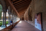 <center>Couvent de Jacobins.</center>Le cloître est formé de quatre galeries construites entre 1306 et 1309. Les colonnades sont en marbre gris de Saint-Béat et les chapiteaux sont ornés de sculptures végétales. Elles soutiennent un toit en appentis reposant sur des arcs de briques, eux-mêmes reposant sur les chapiteaux.