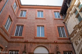 <center>Hôtel de Bernuy</center>La première cour de l'hôtel, aménagée en 1530, est l'œuvre du maître-maçon toulousain Louis Privat. Elle forme un carré presque régulier de 9 mètres de côté environ et d'une superficie totale de 88 m2.