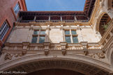 <center>Hôtel de Bernuy</center>Les façades, sur les côtés nord (ici) et est s'élèvent sur deux étages. La richesse du décor et l'emploi abondant de la pierre, matériau luxueux à Toulouse par sa rareté et son prix sur le marché local, affichent la richesse du propriétaire. L'utilisation de l'ordre corinthien, véritable nouveauté dans la ville et dont le dessin est largement tiré du traité d'architecte Medidas del Romano de l'architecte castillan Diego de Sagredo, sert à mettre en scène la puissance de Jean de Bernuy. La façade nord est remarquable pour le grand arc surbaissé qui, en libérant l'espace au sol, supporte la galerie du 1er étage. Il est soutenu, du côté de la cour, par deux groupes de colonnes-candélabres. La clef est ornée du monogramme du Christ et de Marie.