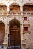 <center>Hôtel de Bernuy</center>La porte principale, dans la travée centrale, est encadrée par deux fines colonnes-candélabres qui reposent sur de hauts piédestaux et ornées de feuillages, couronnées par des chapiteaux corinthiens. La clef possède une volute de feuillages, tandis que les écoinçons conservent deux médaillons laissés vides.