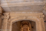 <center>Hôtel de Bernuy</center>A gauche, sous le grand arc, un passage voûté conduit à la deuxième cour.
