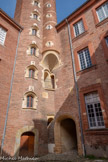 <center>Hôtel de Bernuy</center>La tour d'escalier est éclairée de sept fenêtres placées en angle. Elles ont des arcs en plein cintre entourés de larmiers à modillons gothiques, et sont surmontées de bustes.