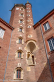 <center>Hôtel de Bernuy</center>À l'intérieur, l'escalier à vis, bâti en pierre, est inachevé : il monte jusqu'à la porte de la tourelle d'angle, dans lequel un deuxième escalier à vis donne accès à la terrasse, au sommet de la tour. Celle-ci est entourée d'une balustrade sculptée, soutenue par des mâchicoulis aveugles[31].
N