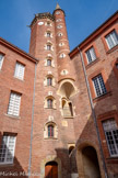 <center>Hôtel de Bernuy</center>a tour d'escalier hexagonale est également édifiée par Aimeric Cayla[29]. Jean de Bernuy la veut « aussi haute que celle de Monsieur le procureur du roi », son beau-père, Arnaud Du Faur de Saint-Jory, qui possède un hôtel particulier dans la rue Croix-Baragnon. Elle atteint 26,5 mètres de hauteur, n'étant dépassée que par la tour de l'hôtel d'Assézat, élevée en 1555, et la tour de l'hôtel de Mansencal, haute de 30 mètres et construite vers 1545.