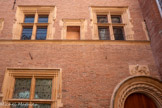 <center>Hôtel de Bernuy</center>À partir de cette date, la position de Jean de Bernuy dans la société toulousaine s'élève rapidement. Ses lettres de naturalité et de bourgeoisie sont d'ailleurs renouvelées en 1509. Dans les années suivantes, il achète plusieurs terres nobles et, quoiqu'il n'ait pas été anobli, il devient seigneur de Paléficat en 1508, de Villeneuve-la-Comptal en 1515[3], et de Lasbordes en 1520. En 1525, le roi François Ier est capturé durant la bataille de Pavie, contre Charles Quint, son grand rival en Europe. Jean de Bernuy se serait porté garant du paiement de sa rançon, et en 1533, alors qu'il vient d'être élu capitoul pour la partie de la Daurade, il aurait reçu à dîner la cour du roi François Ier en voyage de dévotion à Notre-Dame du Puy-en-Velay et à Saint-Sernin (il en avait exprimé le vœu durant sa captivité à Madrid).