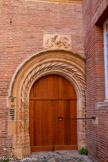 <center>Hôtel de Bernuy</center>À droite, la grande porte charretière donnait accès à la basse-cour de l'hôtel. Elle est voûtée en plein cintre et mise en valeur par des voussures ornées de torsades et d'un arbre écoté. Elle est surmontée d'un lion héraldique qui tient dans ses griffes un phylactère gravé de la devise de Jean de Bernuy : Si Deus pro nobis.