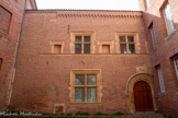 <center>Hôtel de Bernuy</center>La façade est, qui s'élève sur deux niveaux, séparés par une corniche en pierre, a conservé son couronnement de faux mâchicoulis. Elle est percée, au rez-de-chaussée, d'une fenêtre à croisée, de style gothique, et, à l'étage, de deux fenêtres du même style. Elles alternent avec deux petites fenêtres de style Renaissance, encadrées de pilastres à chapiteaux corinthiens supportant un entablement mouluré surmonté de petits modillons. À droite, la grande porte charretière donnait accès à la basse-cour de l'hôtel. Elle est voûtée en plein cintre et mise en valeur par des voussures ornées de torsades et d'un arbre écoté. Elle est surmontée d'un lion héraldique qui tient dans ses griffes un phylactère gravé de la devise de Jean de Bernuy : Si Deus pro nobis.