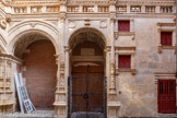 <center>Hôtel de Bernuy</center>La porte principale, dans la travée centrale, est encadrée par deux fines colonnes-candélabres qui reposent sur de hauts piédestaux et ornées de feuillages, couronnées par des chapiteaux corinthiens. La clef possède une volute de feuillages, tandis que les écoinçons conservent deux médaillons laissés vides. La travée de droite cache un escalier tournant qui donne accès à la galerie du 1er étage. La porte et les trois fenêtres qui l'éclairent sont encadrées de pilastres à chapiteaux corinthiens qui soutiennent un entablement surmonté d'une corniche à modillons. De plus, l'appui des fenêtres repose sur des culots sculptés de têtes de putti.