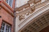 <center>Hôtel de Bernuy</center>Les écoinçons sont ornés de médaillons où un personnage en buste – un homme barbu à gauche, une femme à droite – tiennent chacun un phylactère.