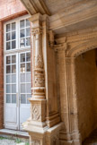 <center>Hôtel de Bernuy</center>Une des deux colonnes-candélabres qui soutiennent le grand arc surbaissé.