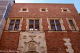 <center>Hôtel de Bernuy</center>La façade principale, sur la rue Léon-Gambetta, est d'un style gothique de transition vers la Renaissance. Bâtie en brique, elle se développe sur quatre travées et s'élève sur deux étages.