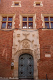 <center>Hôtel de Bernuy</center>Le décor, en pierre, se concentre autour de la porte principale. Elle est mise en valeur par les piédroits et les voussures moulurées. Deux culots, figurant des putti, soutiennent deux hauts pinacles ornés de feuillages qui montent jusqu'au 1er étage : c'est dans l'espace délimité par ces deux pinacles, au-dessus de la porte, que se déploie le décor sculpté. Une grande accolade en ogive, ornée de choux frisés, est surmontée d'un imposant fleuron[