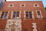 <center>Hôtel de Bernuy</center>Au 1er étage, les travées sont éclairées par des fenêtres à croisée en pierre. Elles ont des chambranles moulurés de nervures et sont surmontées de corniches qui s'appuient sur des corbeaux dont les culots, jusqu'alors en attente, furent sculptés en forme de bustes ou de choux frisés lors du ravalement de 2023. Le 2e étage est percé de simples fenêtres carrées, plus petites, dont le chambranle est également mouluré. La façade était surmontée de faux mâchicoulis et couronnée de créneaux, détruits entre 1838 et 1846, qui rappelaient la noblesse de la famille de Bernu
