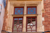<center>Hôtel de Bernuy</center>Jean de Bernuy naît vers 1475, probablement à Burgos, ville de la couronne de Castille où son père, Juan de Bernuy (ou Bernui), est marchand. Il appartient à une famille de juifs convertis originaires d'Ávila, engagés dans le commerce régional, mais aussi dans le commerce international. Jean de Bernuy s'établit à Toulouse à la fin du XVe siècle, avant 1499. Il se consacre en particulier au commerce du pastel, dont une partie est vendue en Castille, et il en tire une fortune considérable. Il devient un précurseur dans l'organisation de ses chaînes d'approvisionnement, en créant un système complet. Il contrôle par ce moyen toute la chaîne du pastel, de la production sur ses terres comme Lasbordes à l'exportation principalement par voies fluviales, de Garonne puis en bateau jusqu'en Angleterre et en Flandres, mais surtout en Castille.

ry.