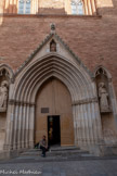<center>L'église Notre Dame-du-Taur </center>Le portail, de style gothique, a la forme du portail de l’église du couvent voisin des Cordeliers, élevée également au début du XIVe siècle. Il est encadré de deux grandes niches, qui abritent des statues sous une arcature trilobée. Les statues primitives, disparues à la Révolution française, ont été remplacées par deux statues de la chapelle de Rieux, démolie en 1846, représentant François d'Assise et un apôtre.