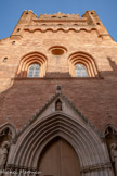 <center>L'église Notre Dame-du-Taur </center>Les dents d'engrenage et les créneaux forment un décor particulièrement adapté à la brique.