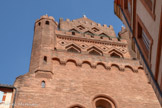<center>L'église Notre Dame-du-Taur </center>Le clocher comprend deux niveaux encadrés de tourelles et surmontés d’un fronton triangulaire, qui s’élèvent au-dessus du niveau de l’église, marqué par le retrait du mur. Chaque niveau est percé de trois ouvertures, appelées « ouilles », dont les arcs en mitre rappellent ceux du clocher de l'église Saint-Sernin, et surmonté de créneaux. Le carillon comprend treize cloches, une vraisemblablement du XVe siècle, les autres fondues en 1893 par l'entreprise toulousaine Lévêque-Amans.